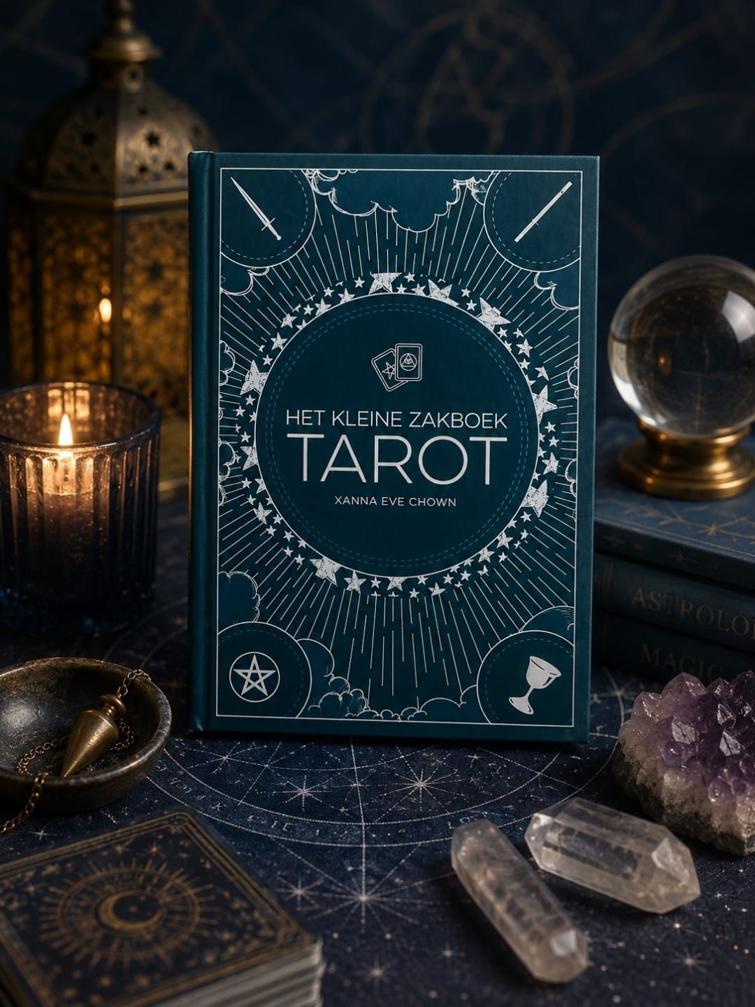 Een doos met tarotkaarten op een donkere, mystieke tafel met kristallen, lantaarns en een kristallen bol.