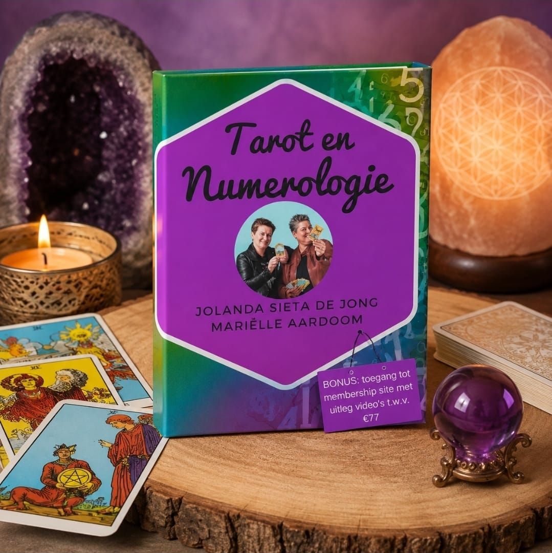 Het boek Tarot en Numerología met tarotkaarten, een kaars, een kristallen lamp en een paars kristal op een houten tafel.