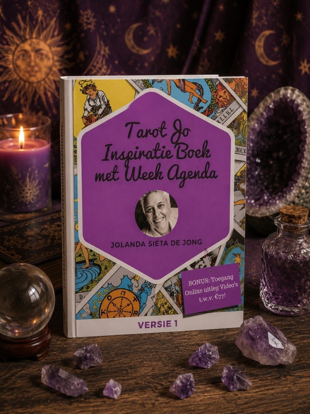Een op tarot geïnspireerde weekagenda met paarse kaft, omringd door kristallen en kaarsen op een mystieke tafel.
