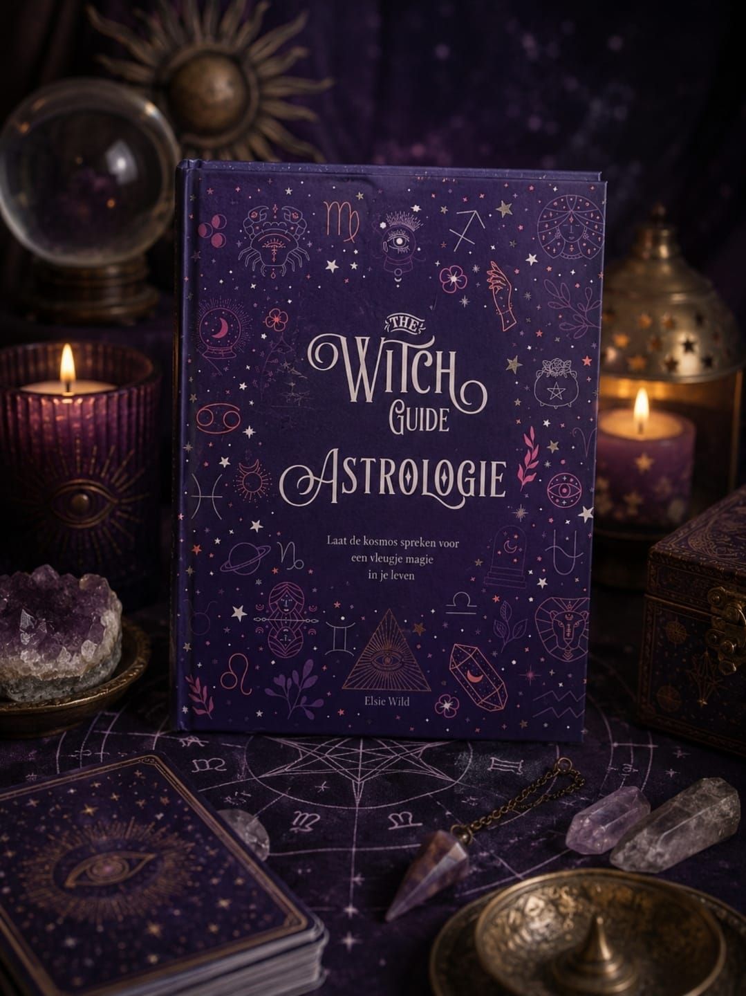 Een paars boek met een astrologisch thema op een mystiek altaar bij kaarslicht, met kristallen en tarotkaarten.