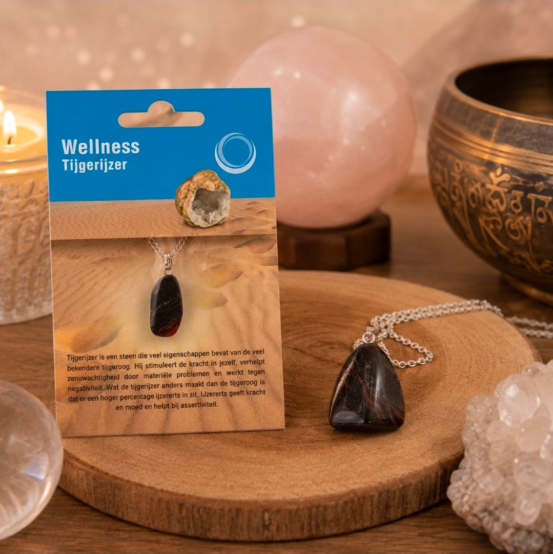 Wellness hanger met tijgeroogmotief op een presentatiekaartje met kristallen en een houten standaard.