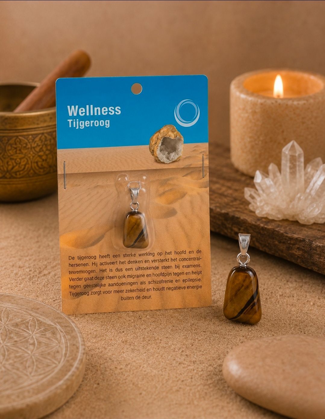 Wellness Tjugonge-kaart met barnstenen hanger op een zanderige spa-scène, naast een kaars en kristal.
