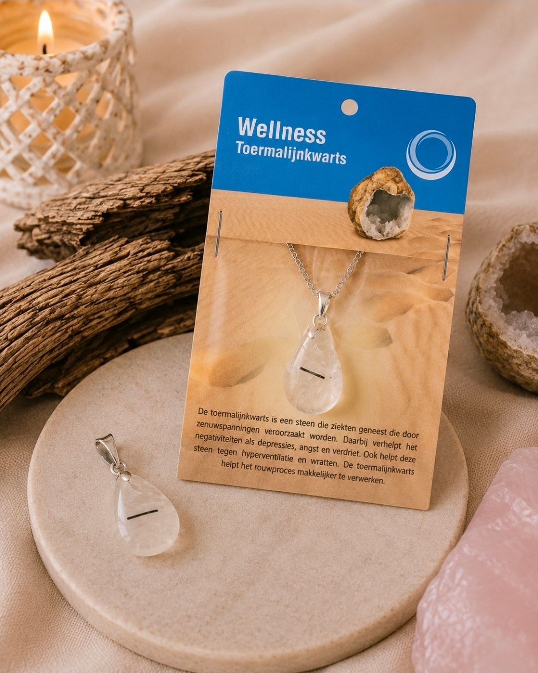 Wellness kristallen ketting op een beige displaykaart met blauwe koptekst, naast een witte hanger en spa-decoratie.