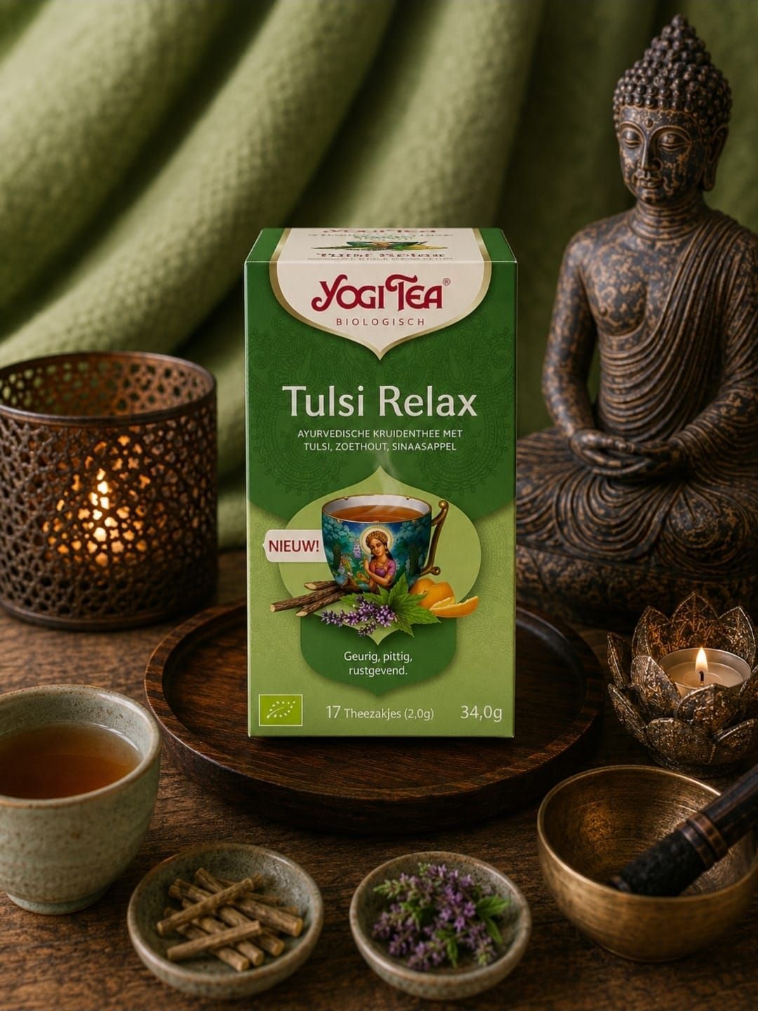 Yogi Tea Tulsi Relax-box op een dienblad met theekommetjes, kruiden, kaarsen en een Boeddhabeeldje