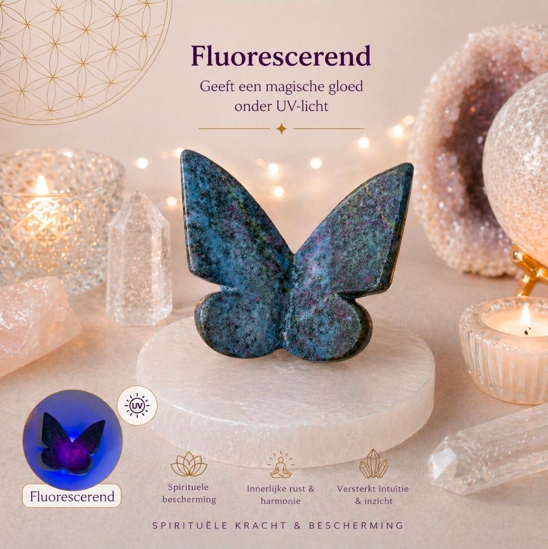 Blauwe, vlindervormige glitterkaars op een witte sokkel met warme lichtslingers en kopjes op de achtergrond.