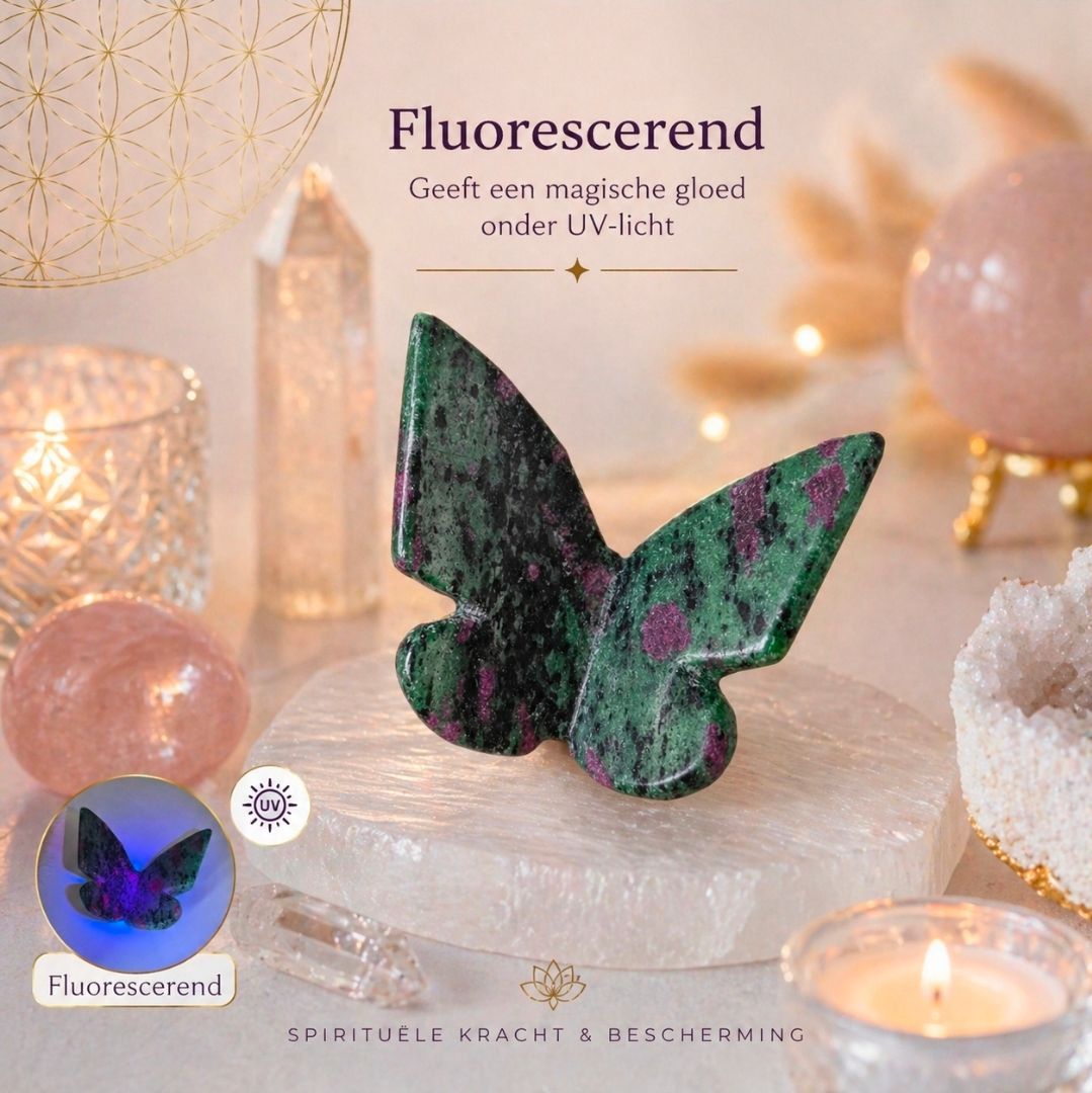 Vlinderachtige fluorescerende kunst in groen en paars op een pastelkleurige tafel met kaarsen en kristallen decoratie.