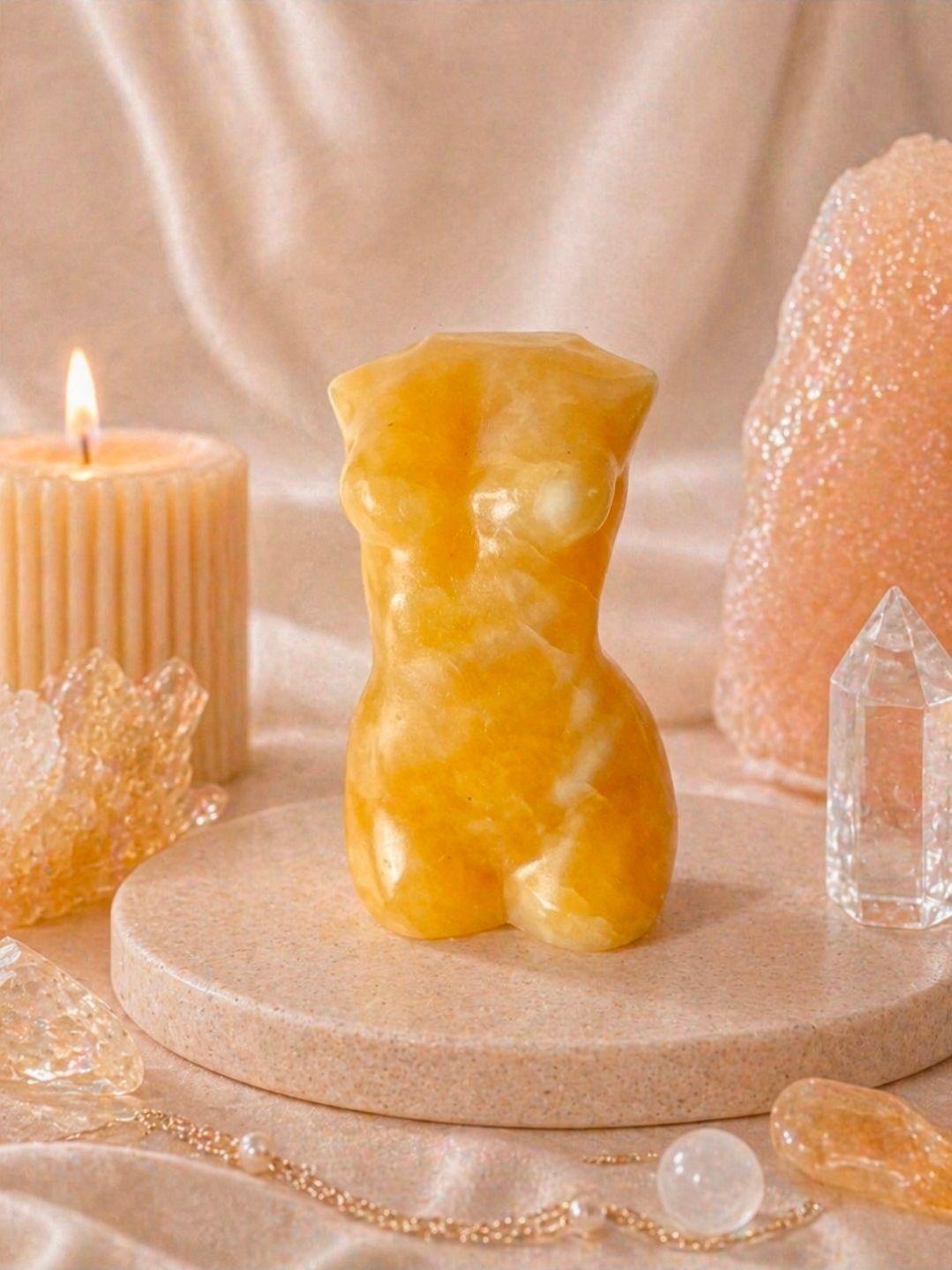 Amberkleurige teddybeerkaars op een beige voetstuk