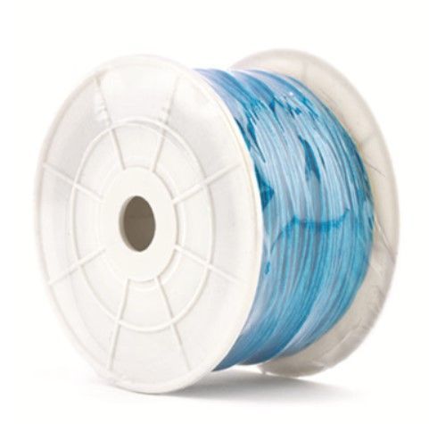 Spoel doorschijnend blauw filament op een witte spoelhouder.