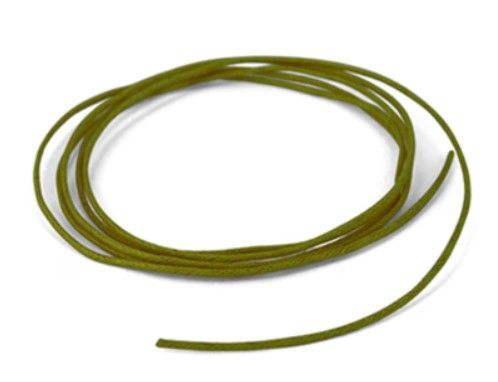 Opgerolde olijfgroene draad of snoer op een witte achtergrond