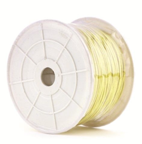 Spoel doorschijnend geel filament op een witte spoel