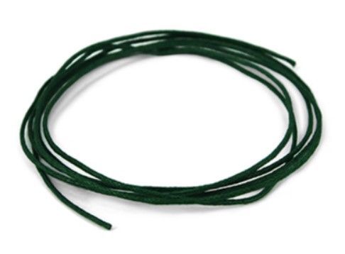Opgerolde donkergroene kabel of touw op een witte achtergrond