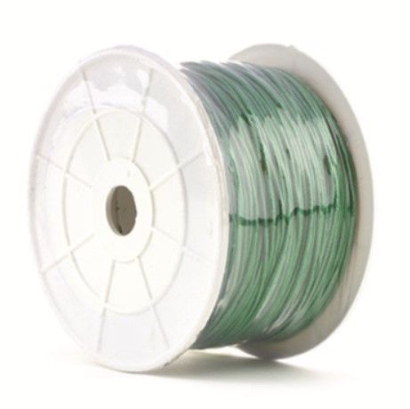 Spoel met groen doorschijnend filament op een witte spoel