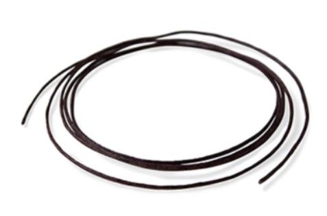 Opgerolde zwarte kabel of draad, in een cirkel gevormd, op een witte achtergrond.