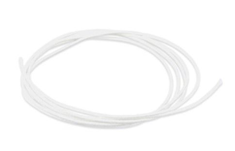 Opgerolde, doorschijnende witte buis of kabel op een witte achtergrond