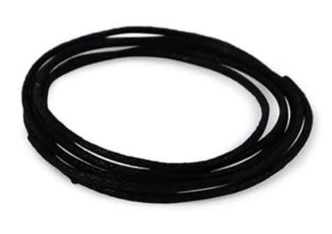 Opgerolde zwarte kabel op een witte achtergrond