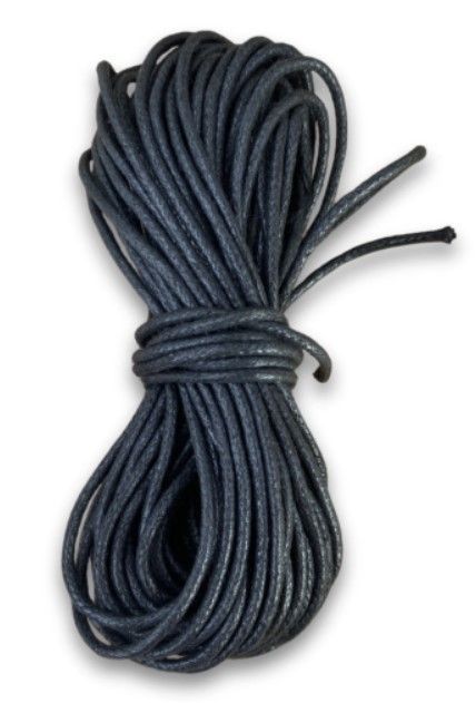 Een opgerold donkerblauw touw, samengebonden tot een bundel, met één los uiteinde dat eruit steekt.