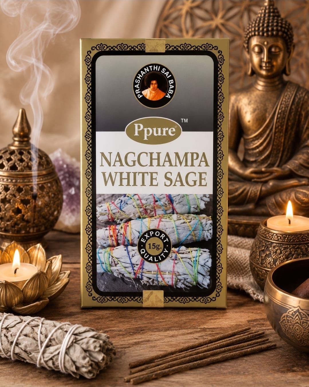 Nag Champa witte salie wierookdoos met Boeddhabeeldje, kaars en saliebundel op een warm, altaarachtig oppervlak.