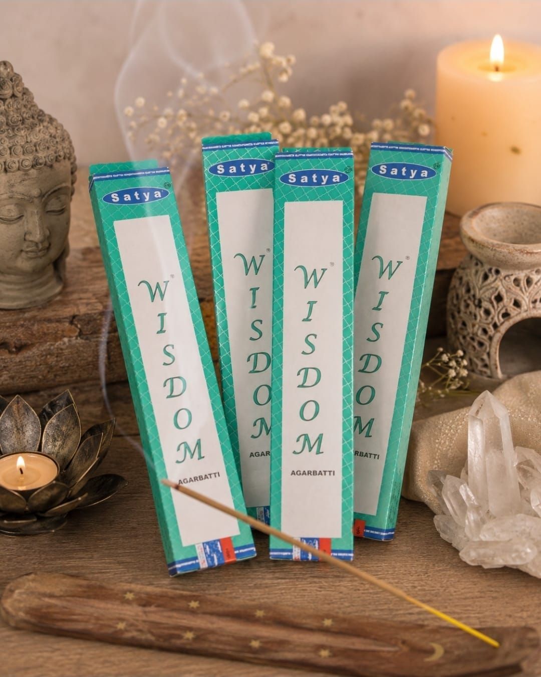 Vier turquoise Wisdom wierookstokjes voor kaarsen en kristallen op een tafel.