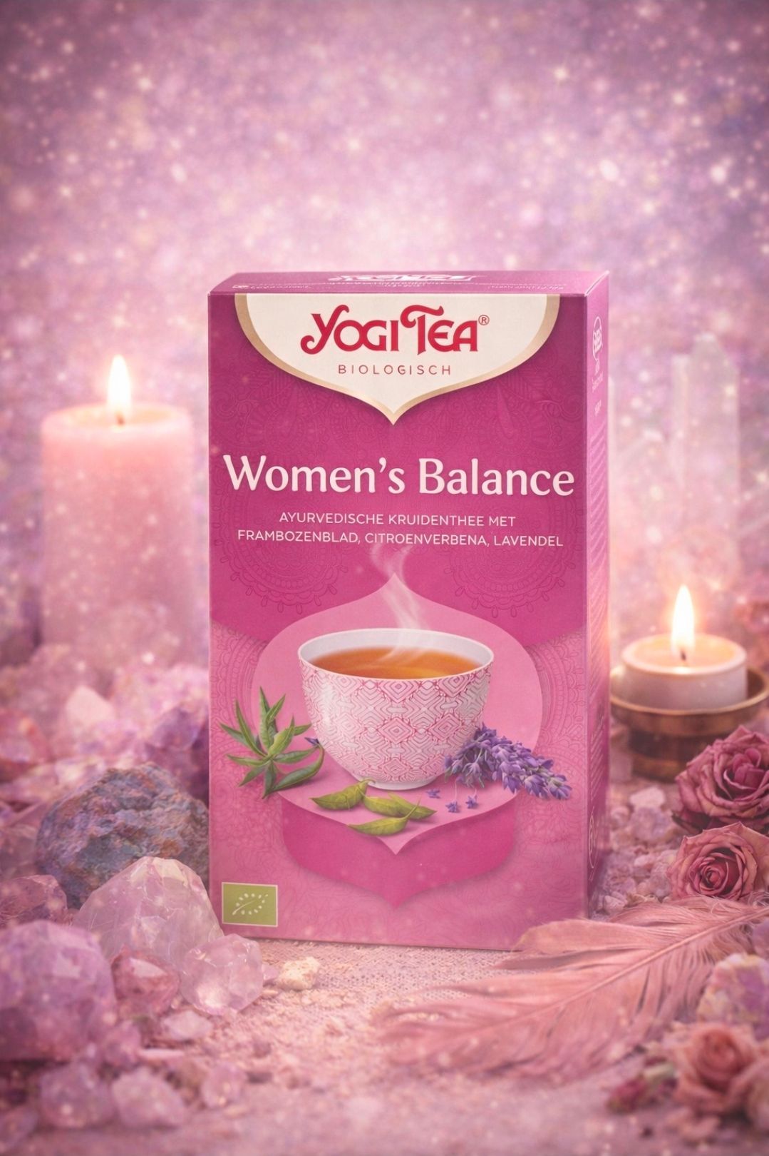 Yogi Tea Balance-verpakking voor vrouwen met een roze theekopje, bloemen en kaarsen op een zachtroze achtergrond.
