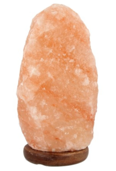 Oranje Himalaya zoutlamp op een houten voet