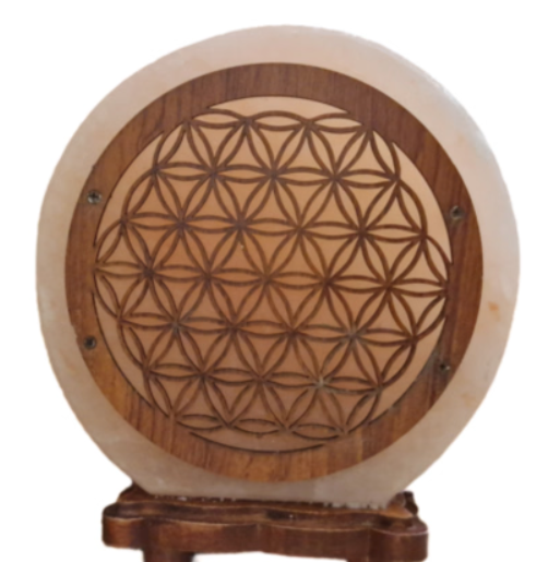 Oranje, gloeiende decoratieve lamp met een zwart heilig geometrisch patroon op een winkelplank.