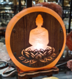 Oranje verlichte Boeddha-silhouetlamp met lotusmotief op een houten voet