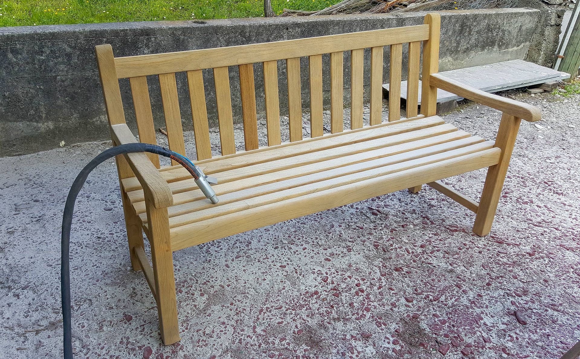 Una panca di legno sulla quale è appoggiato un tubo