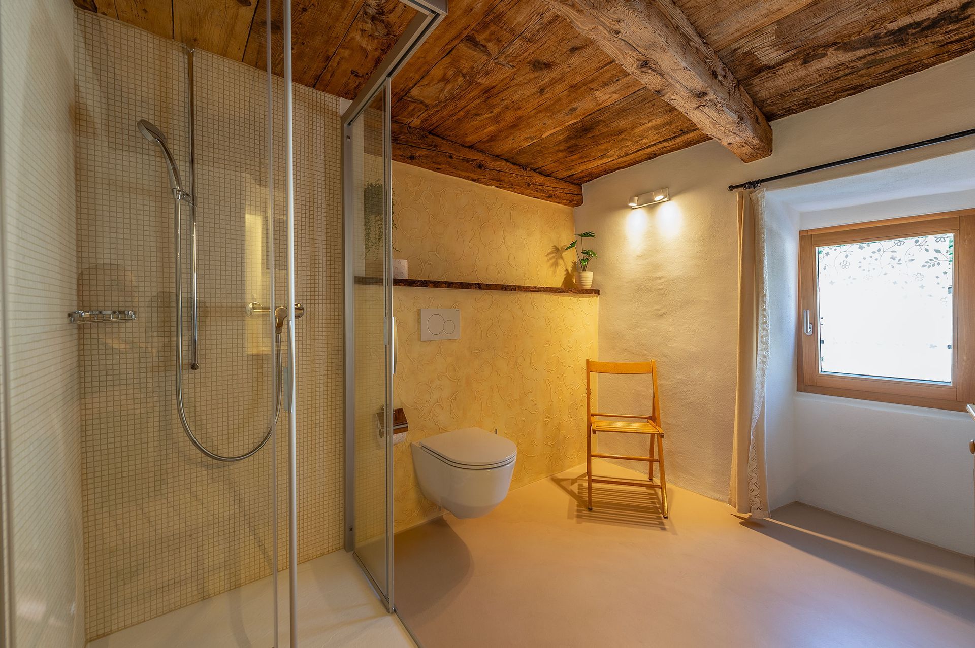 Un bagno con wc, doccia e finestra.