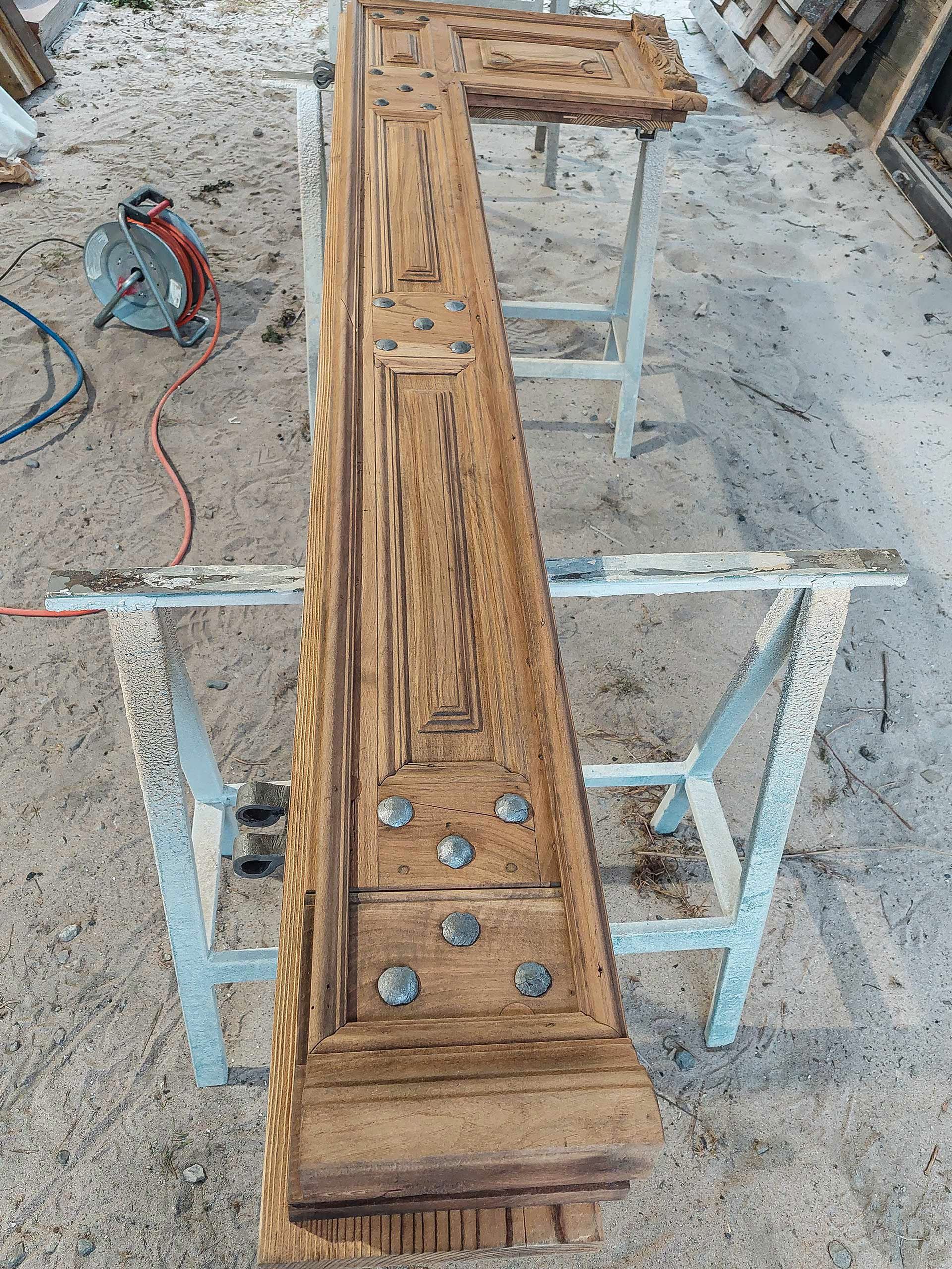 Un grande pezzo di legno è appoggiato su un supporto di metallo.