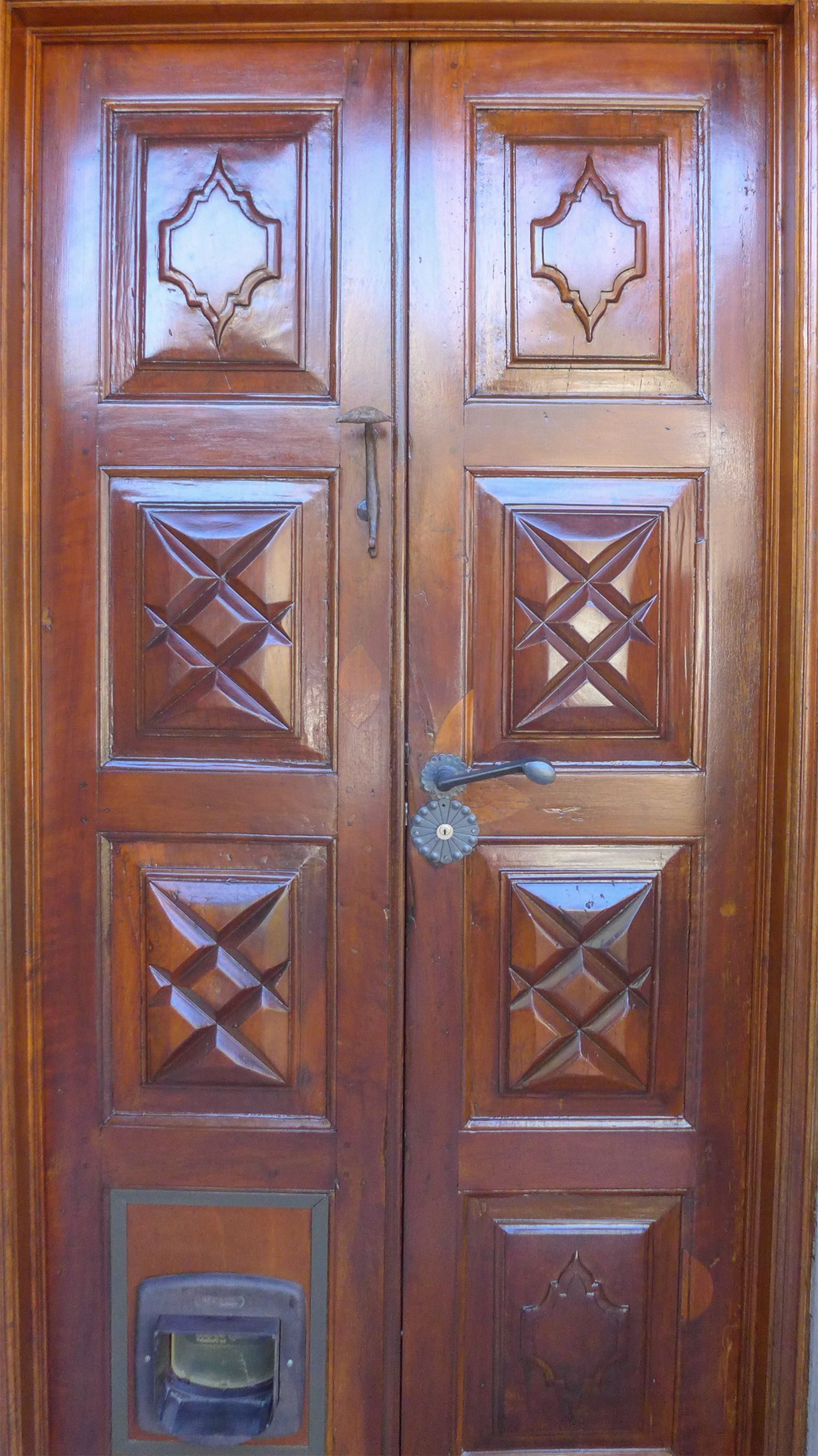 Una porta di legno con un disegno geometrico
