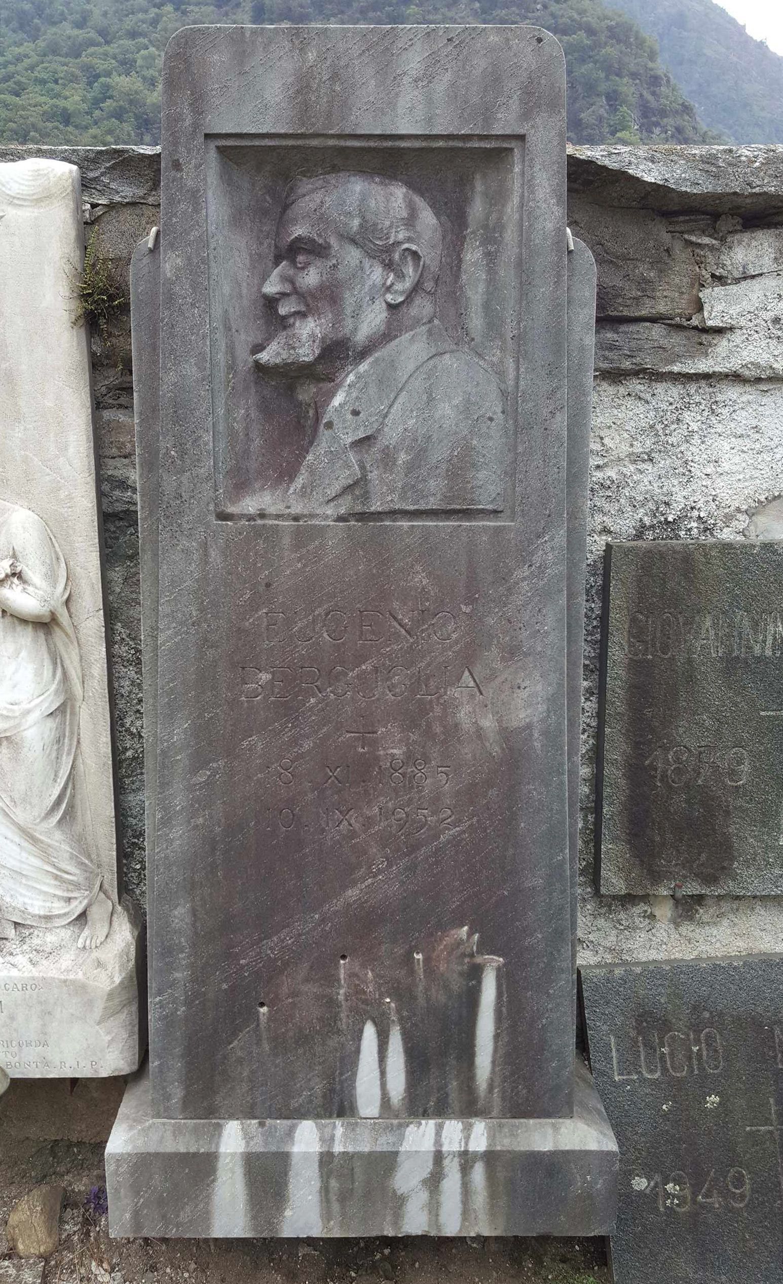 Una statua di un uomo con la barba è scolpita in un muro di pietra.