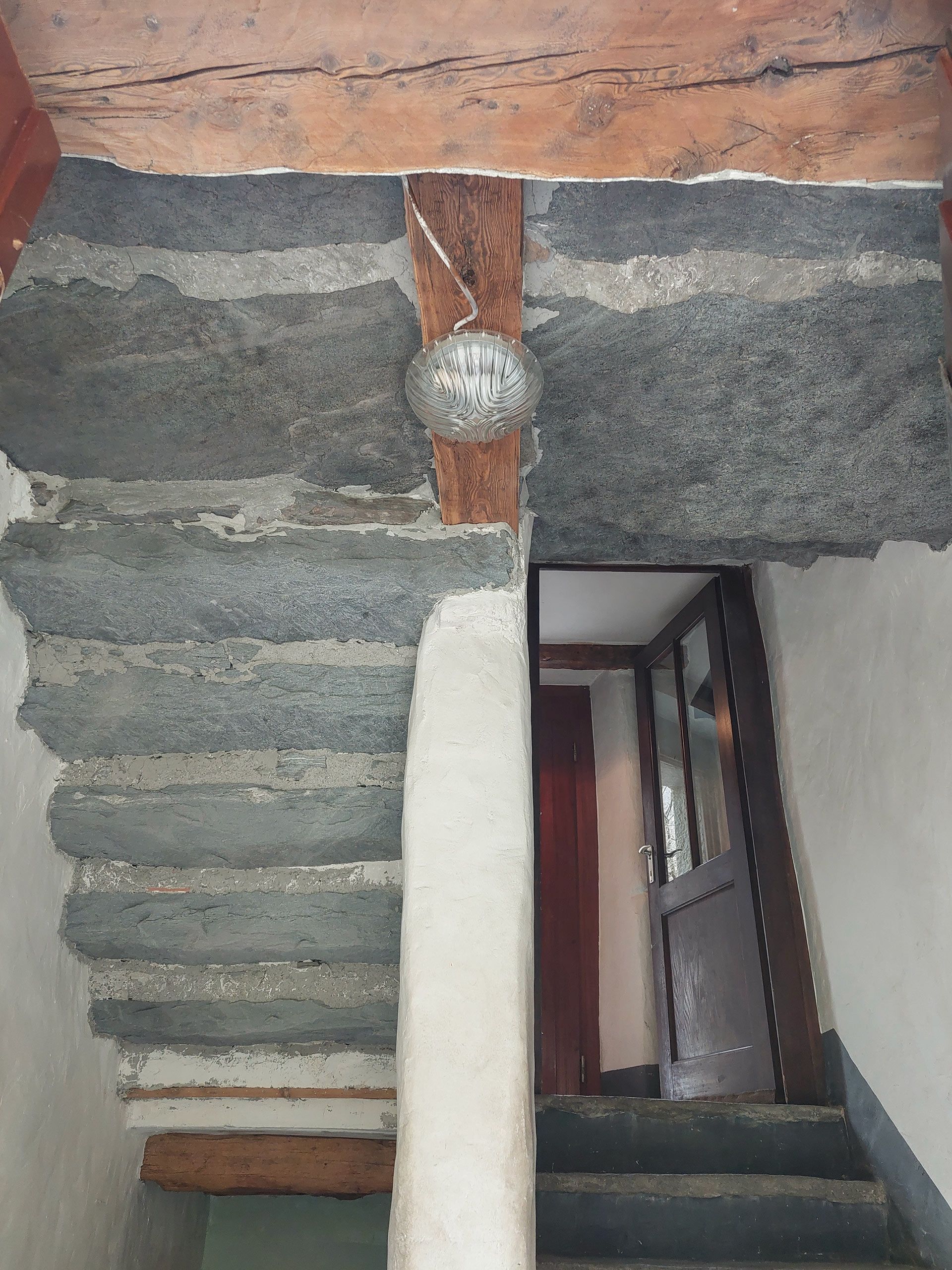 Una rampa di scale che conduce ad una porta di un edificio