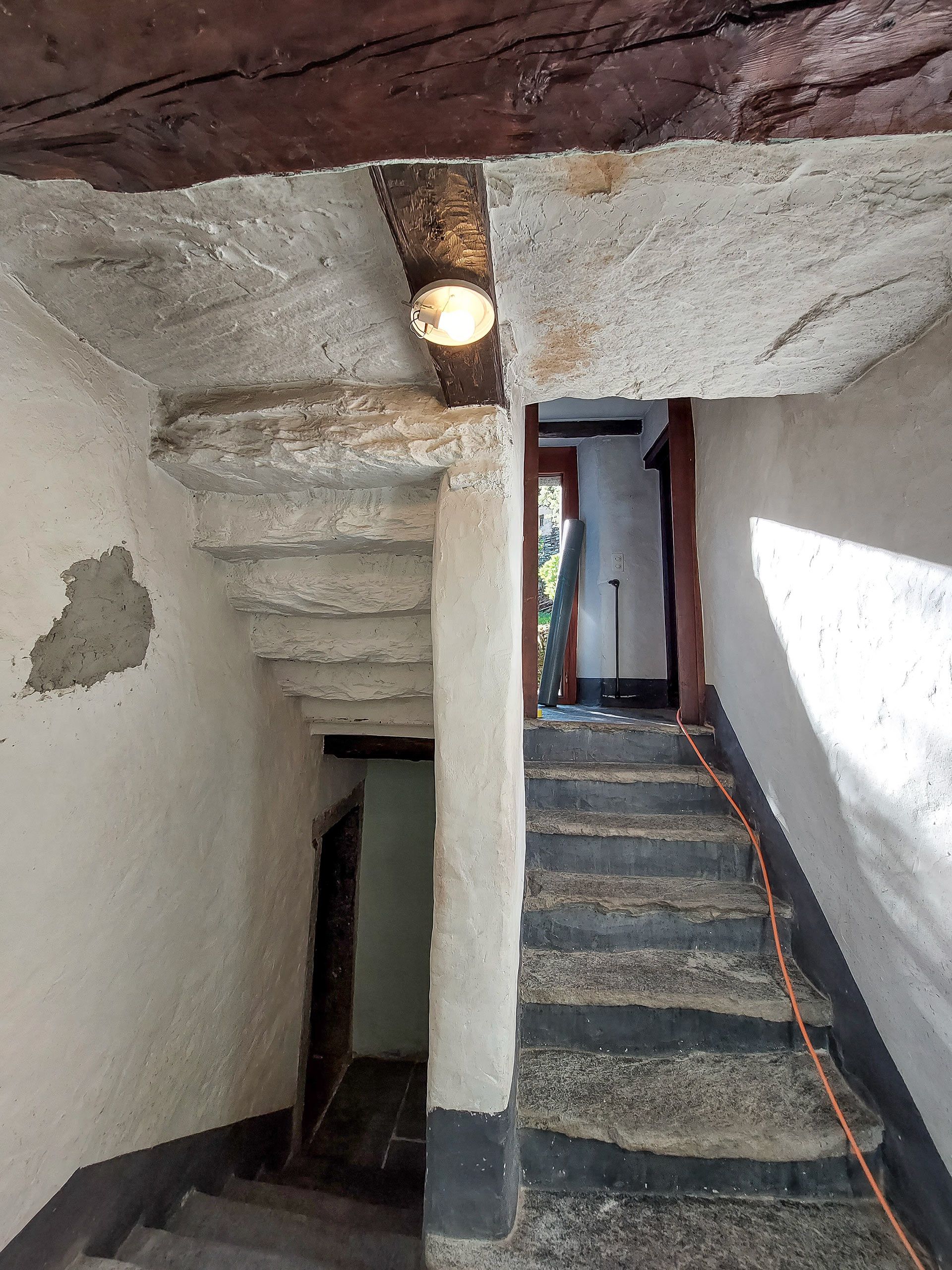Una scala in un edificio con una luce sul soffitto.