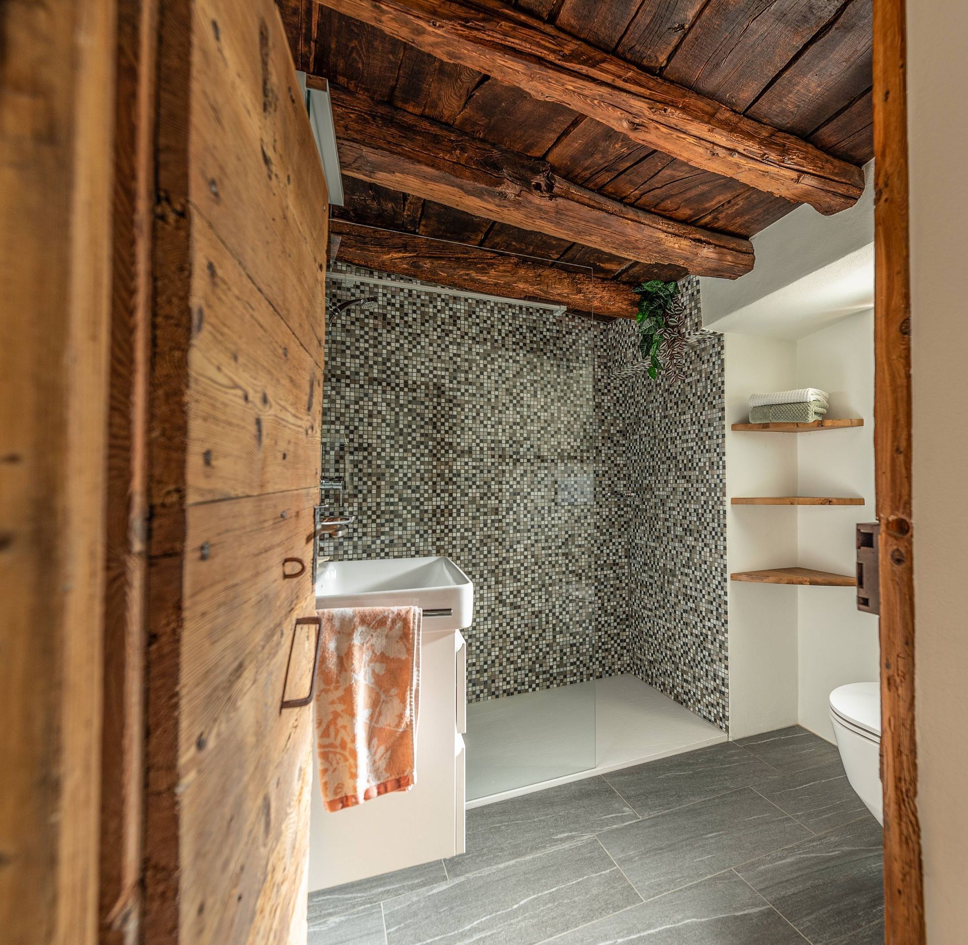 Un bagno con cabina doccia e lavandino