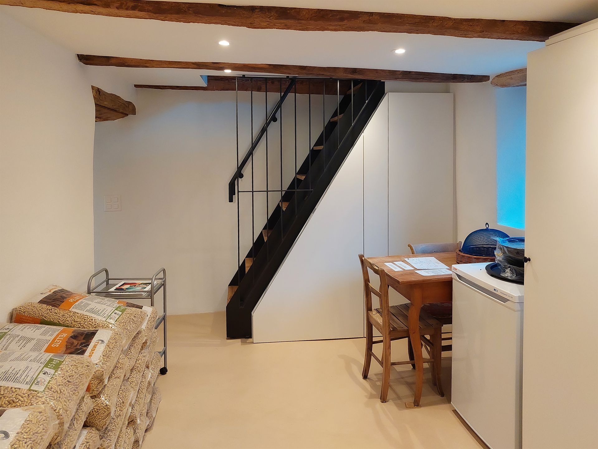 Una stanza con scala che porta al secondo piano.