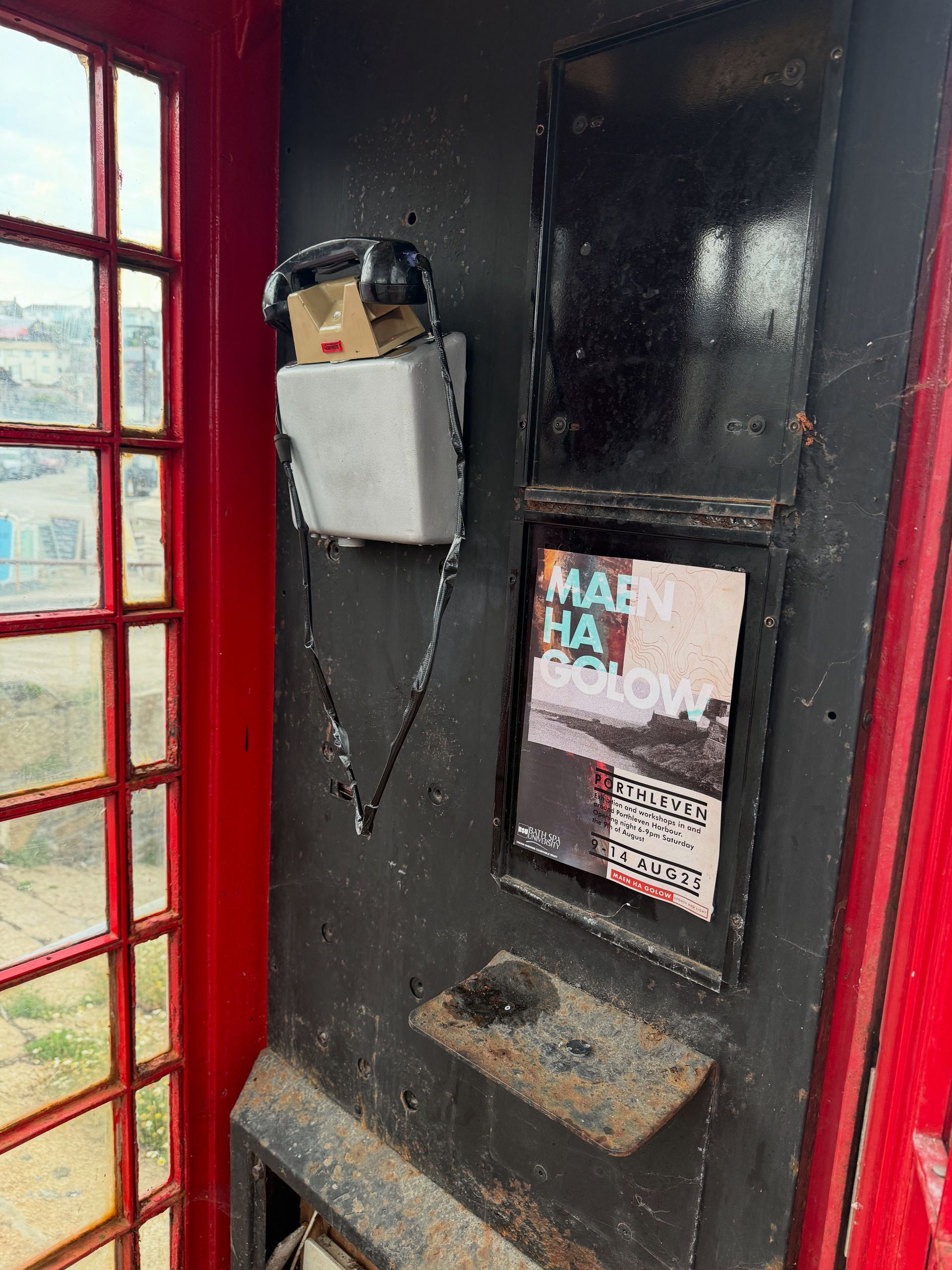 Tekno Telephone (inside)