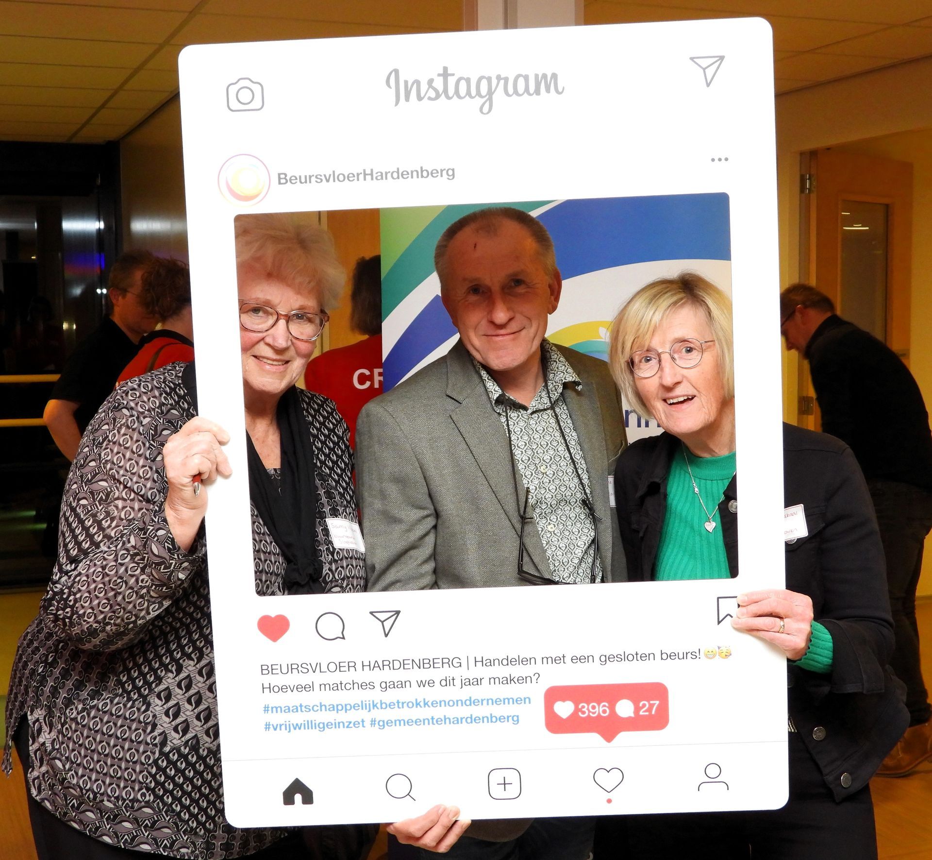 Drie lachende mensen, omlijst door een grote Instagram-uitsnede.