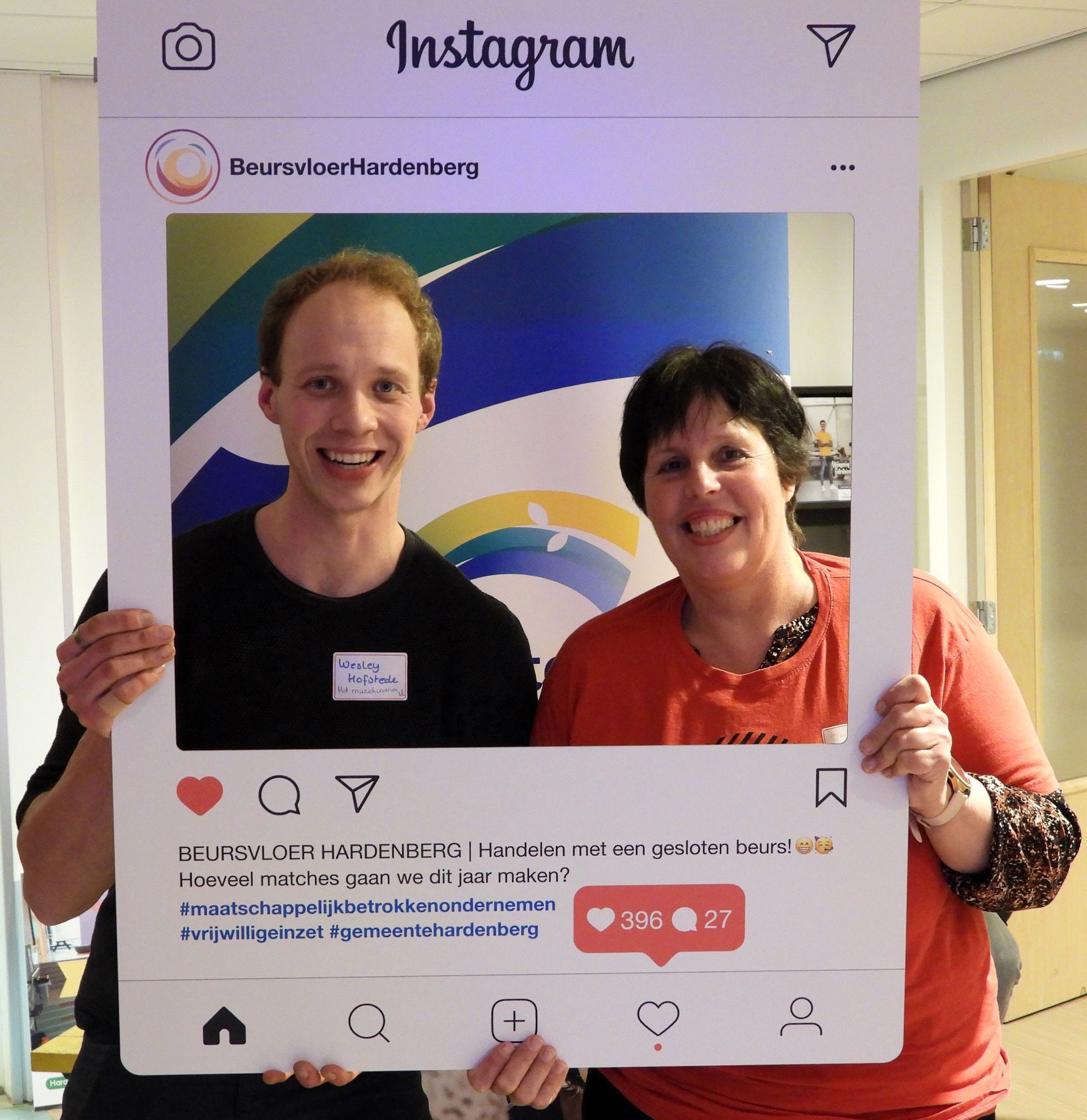 Twee lachende mensen, omlijst door een grote Instagram-uitsnede. De uitsnede toont het Instagram-logo, de gebruikersnaam en details over reacties/likes.