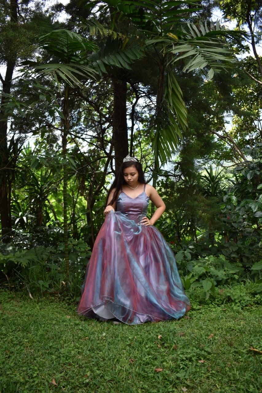 Vestido de quince años color morado tornasol 