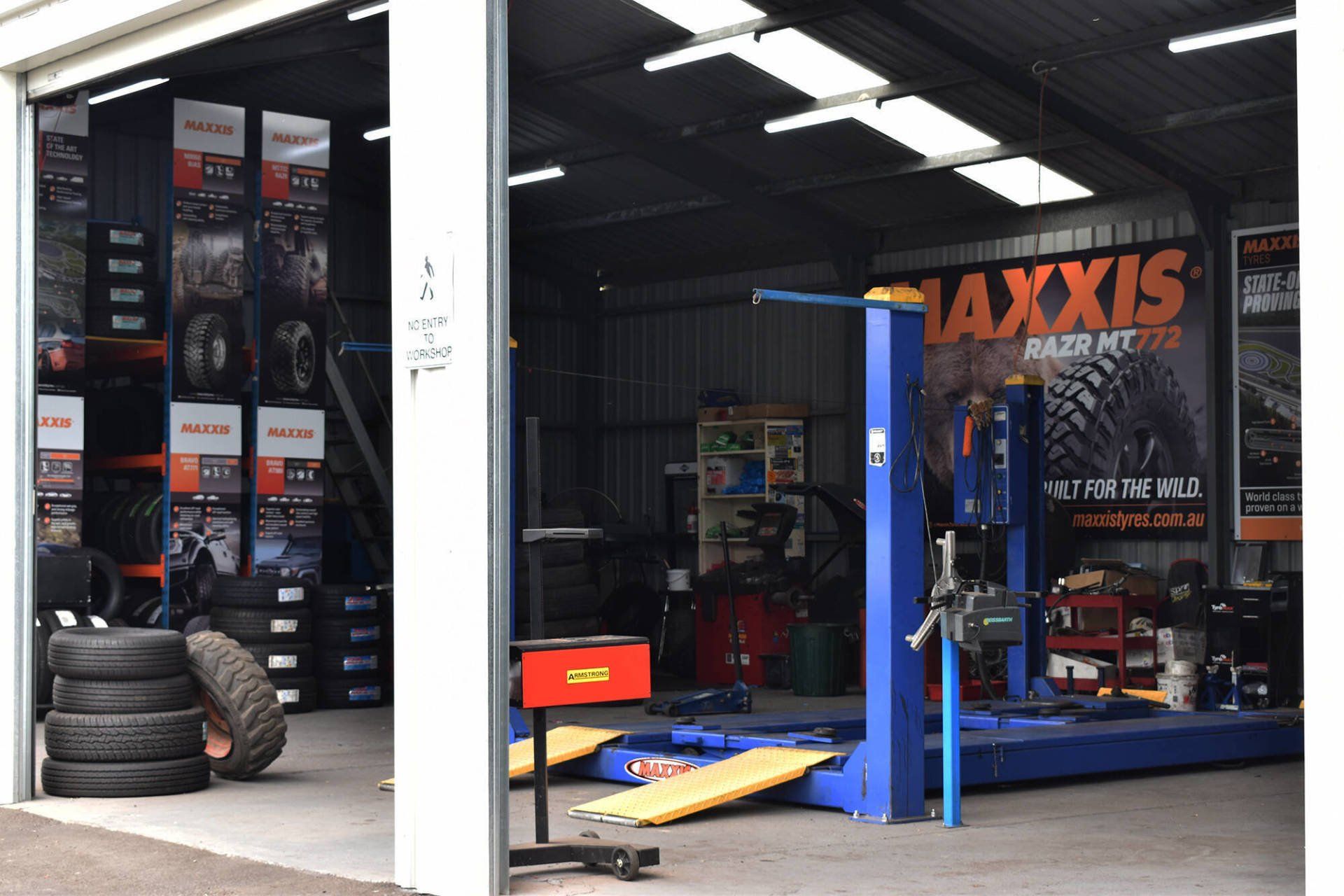 springwood+tyre+service+front+maxxis+shop+zoom+out
