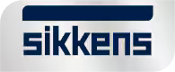 Logo Sikkens en texte bleu foncé sur un rectangle arrondi blanc et argenté.