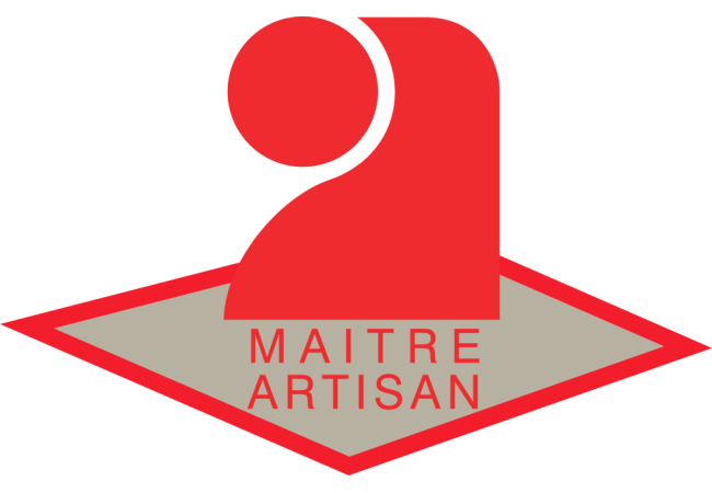Logo rouge : « 2 » stylisé avec un cercle au-dessus, sur un losange gris avec le texte « MAITRE ARTISAN ».