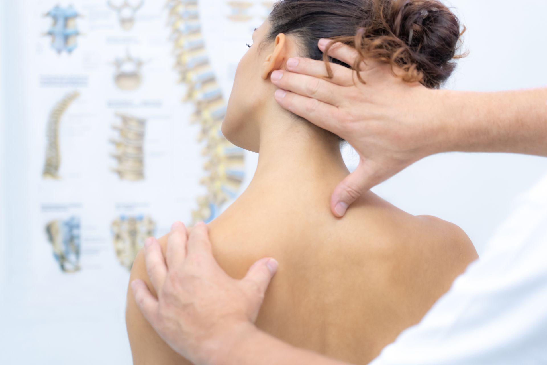 Eine Frau bekommt von einem Arzt eine Massage.