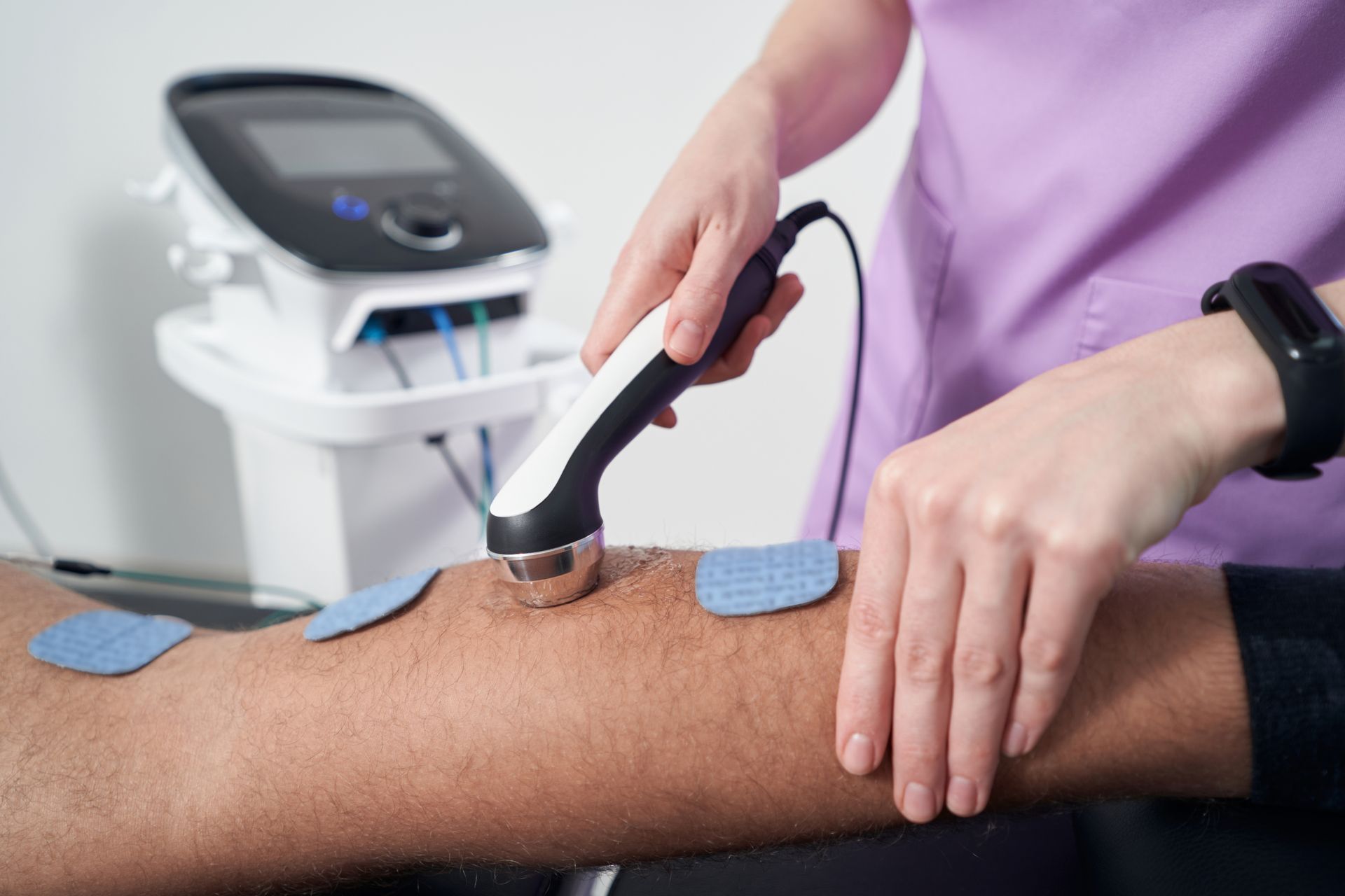 Eine Person erhält eine Ultraschallbehandlung am Bein.