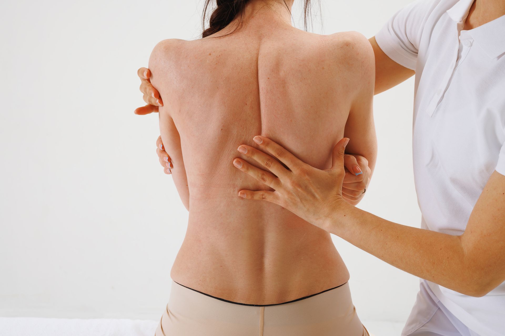 Eine Frau bekommt von einem Arzt eine Massage.