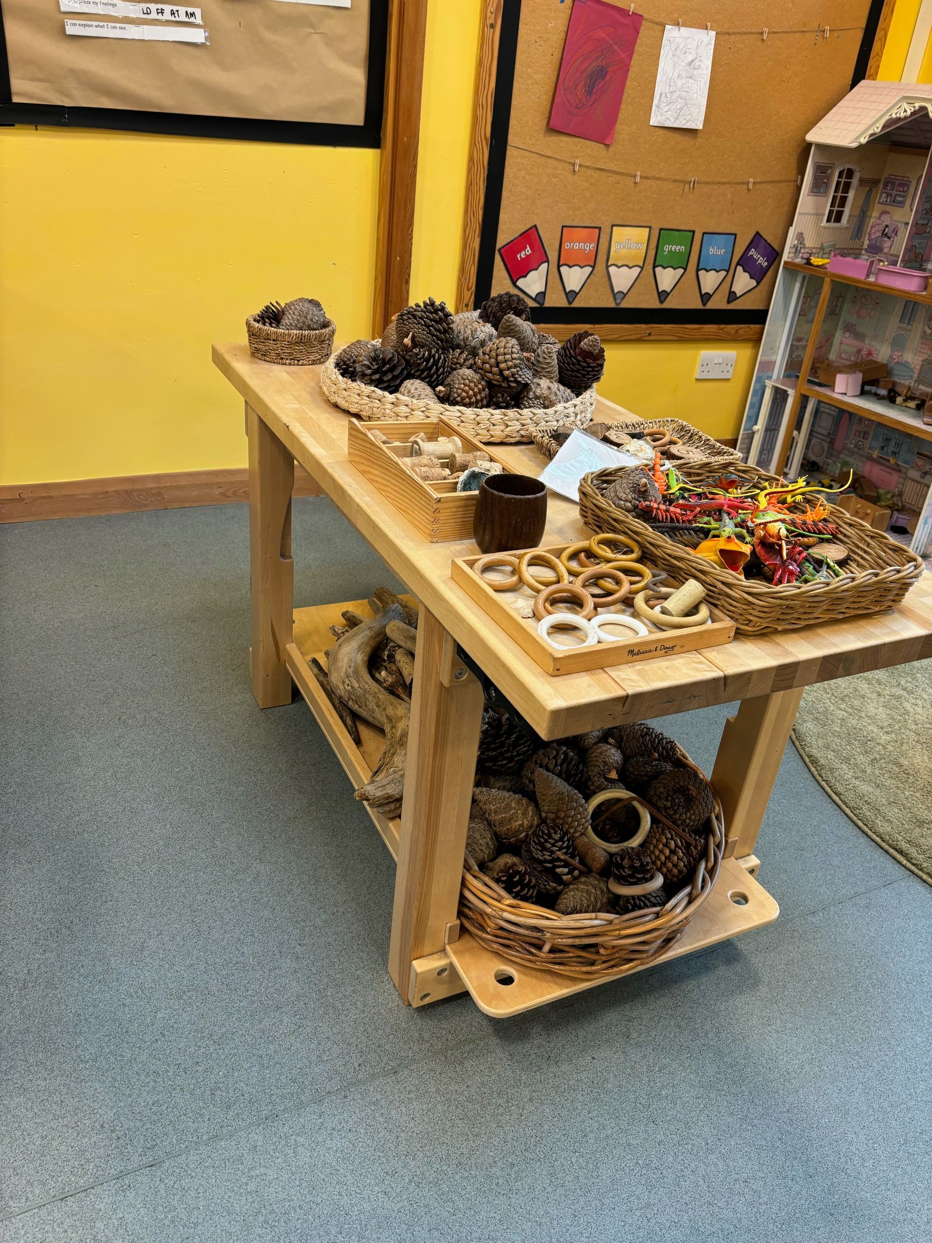 A wooden table with a bunch of baskets on it