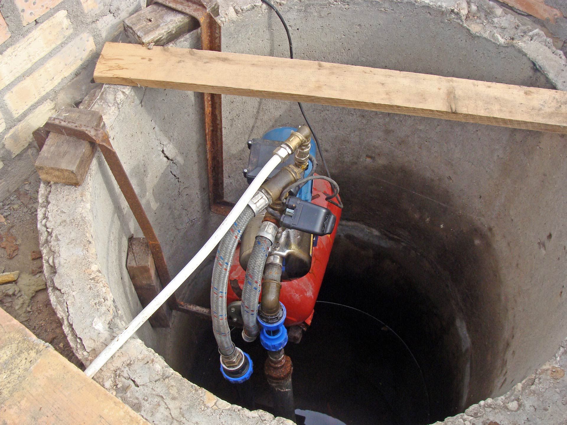Submersible well pump installed in a concrete pit. Submersible well pump installed in a concrete pit.