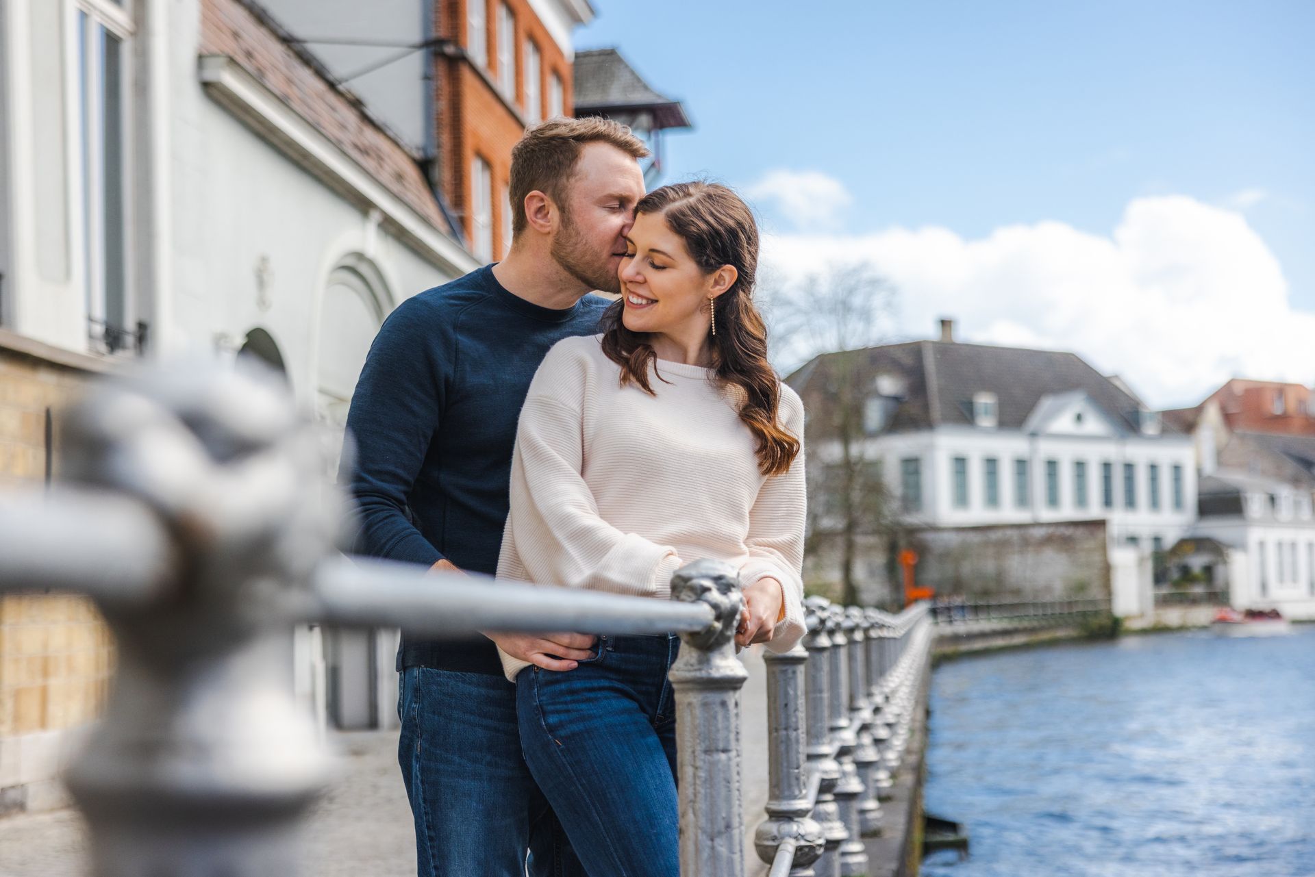Romantisch koppel tijdens verlovingsshoot in Brugge bij de Rozenhoedkaai