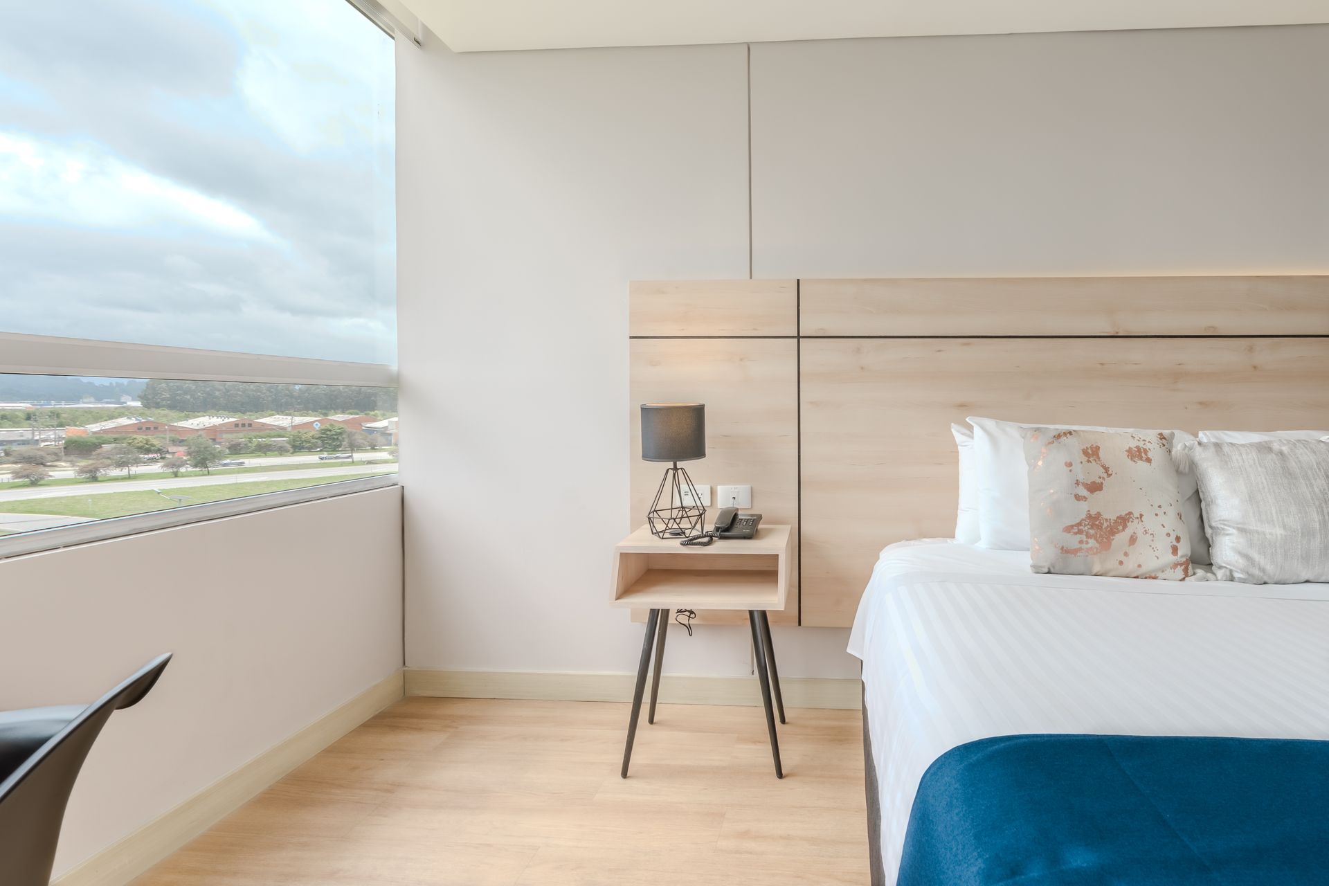 Una habitación de hotel con una cama grande y un escritorio.