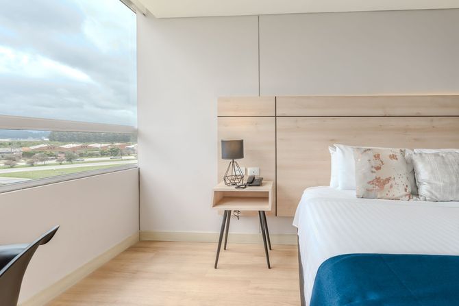 Una habitación de hotel con una cama grande y un escritorio.